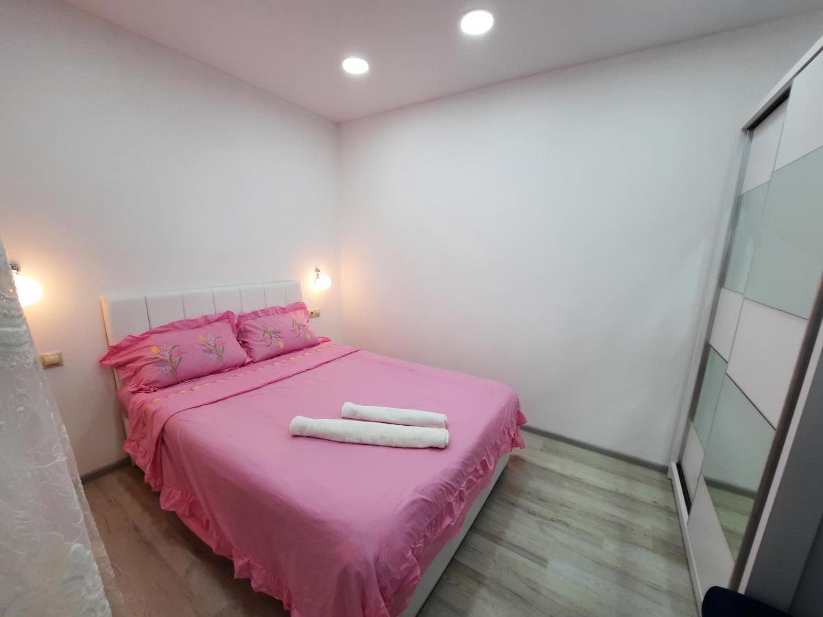Apartment Desi With Sea View On The Beach In Batumi Exterior foto