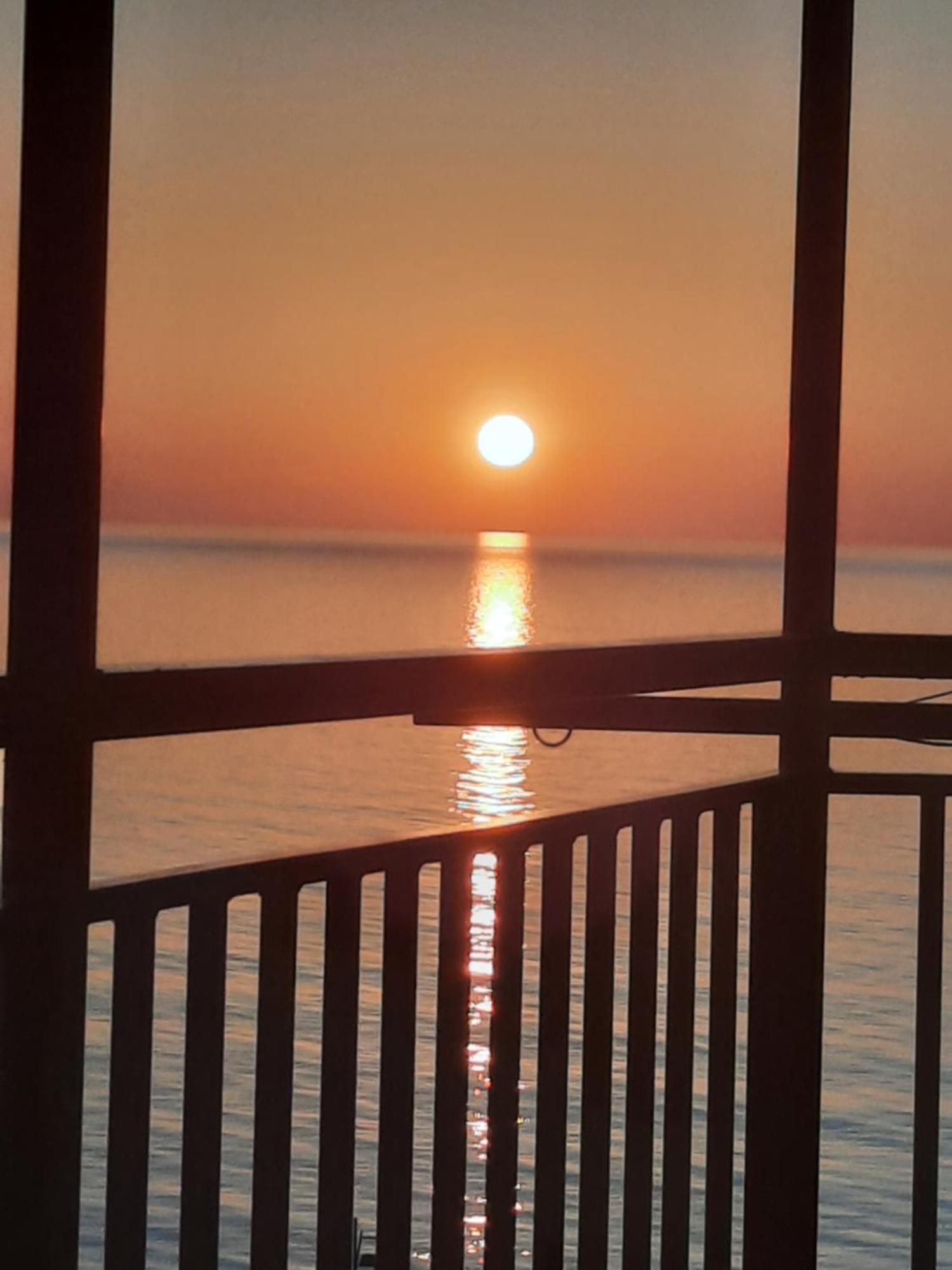 Apartment Desi With Sea View On The Beach In Batumi Exterior foto